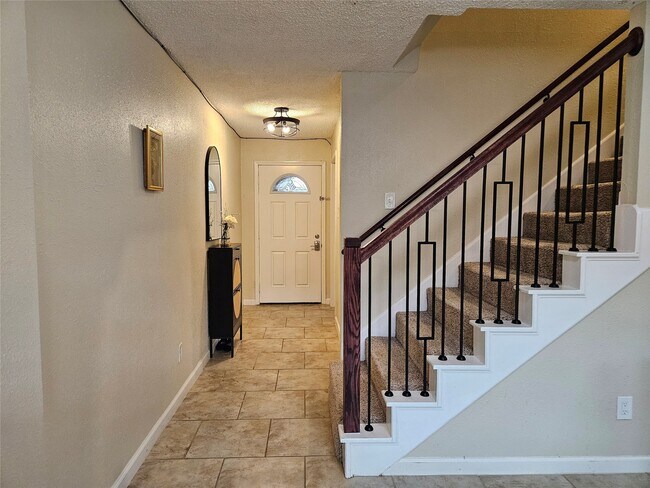 Building Photo - 1806 Saxony Ln