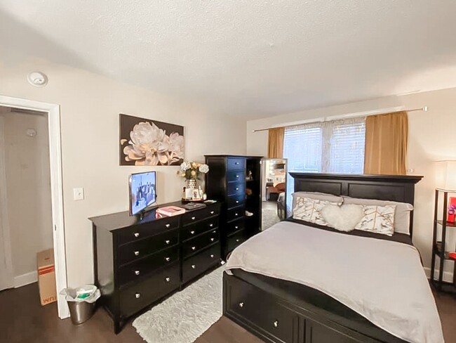 Building Photo - Beautifully Updated 1 Bedroom 1 Bathroom U...