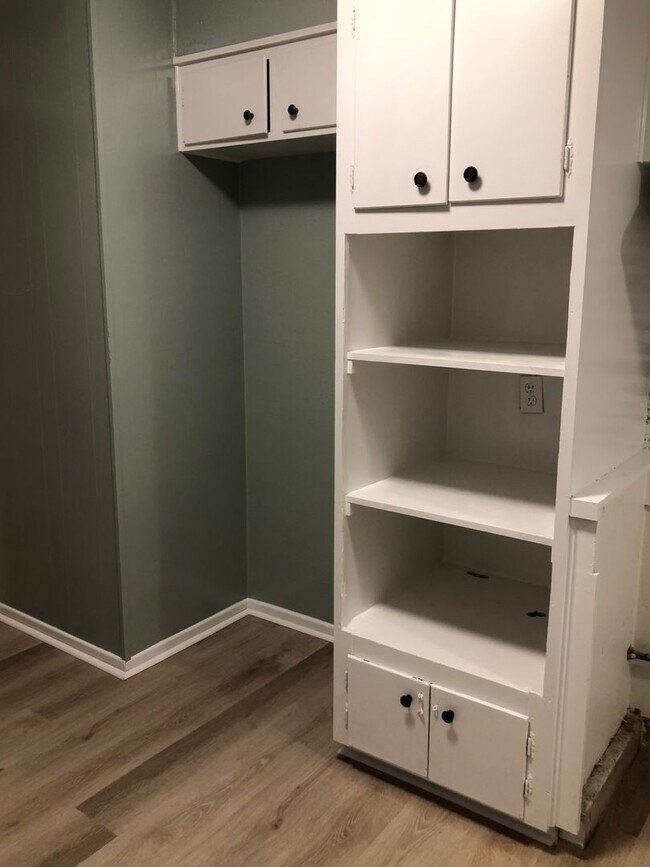 Building Photo - Very nice 3 bedroom/1 bath house with Central Air & Heat