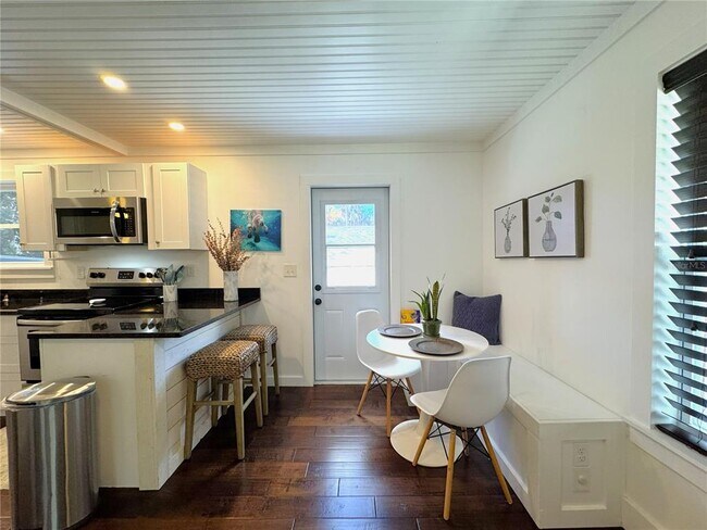 Building Photo - 222 NE 1st Ave