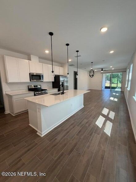 Building Photo - 915 Cedar Slough Dr