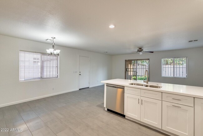 Building Photo - 8337 W Hughes Dr