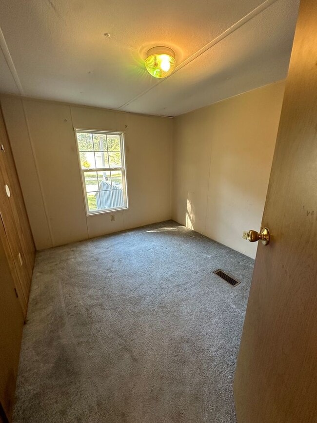 Building Photo - Large 3 bedroom, 2 bath mobile home, $1000...