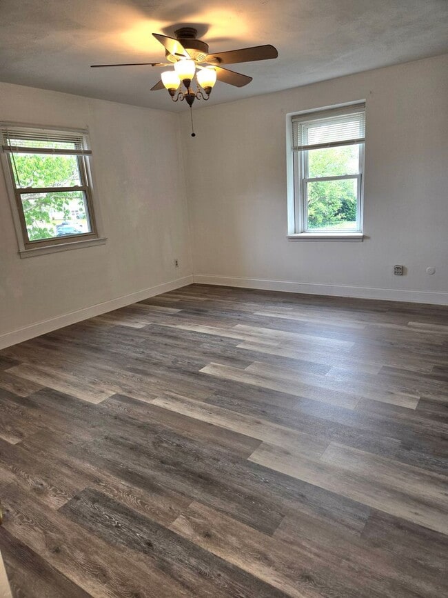 Building Photo - Spacious Five Bedroom