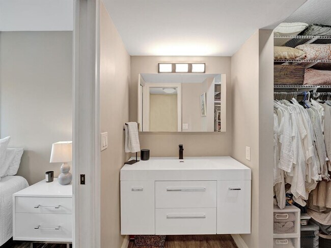 Building Photo - 1301 River Reach Dr