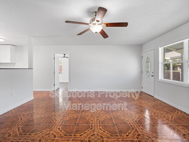 Building Photo - 2033 Robinhood Dr