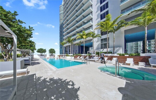 Building Photo - 1300 Brickell Bay Dr