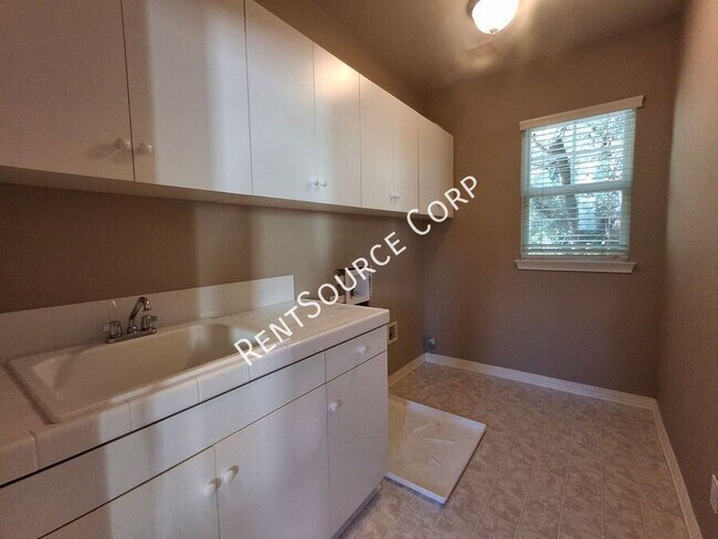 Building Photo - 27046 Maple Tree Ct