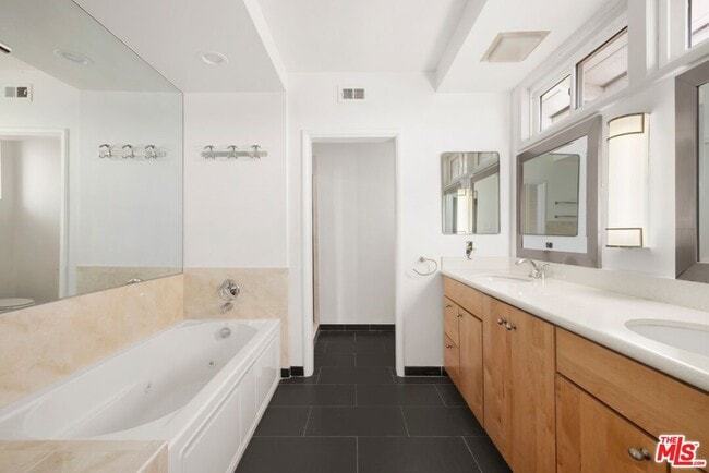 Building Photo - 2120 Linda Flora Dr