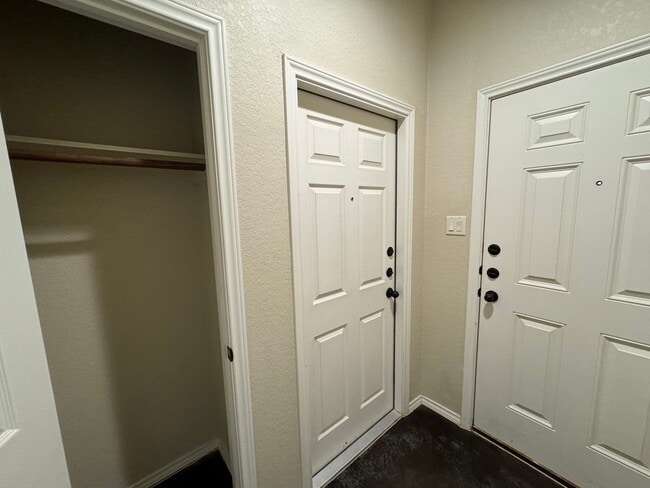 Building Photo - Beautiful 3x2 Duplex in New Braunfels, TX!