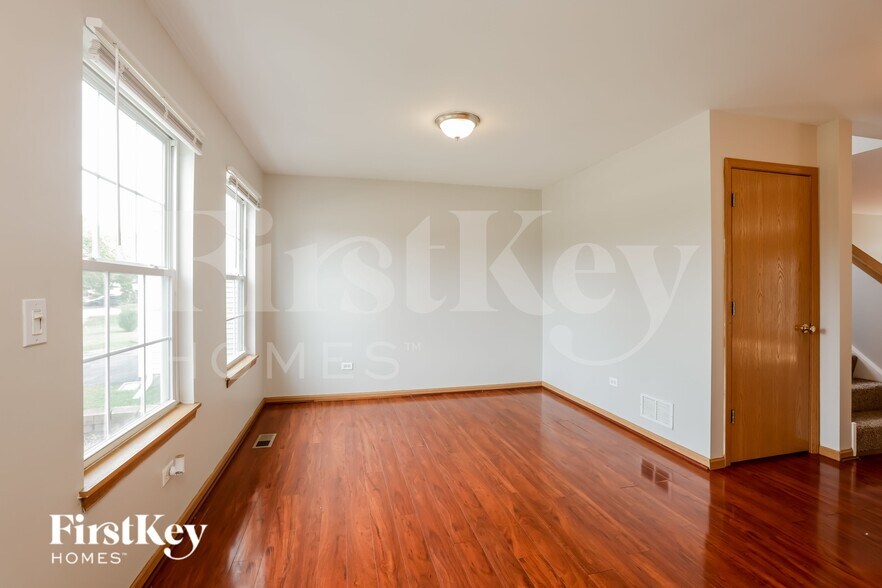 Building Photo - 7010 Paradise Cir