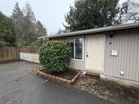 Building Photo - Pet Friendly 2 Bedroom in Lebanon!