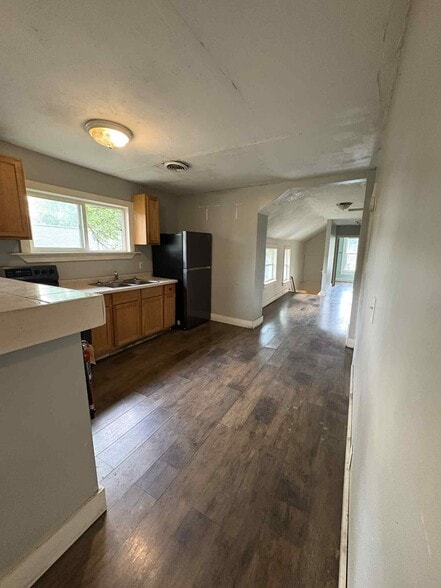 Building Photo - 945 W 9th St