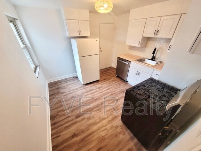 Building Photo - 1060 Sells Ave