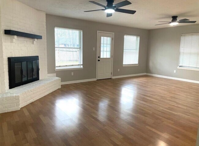 Building Photo - 5030 Valleyview Dr