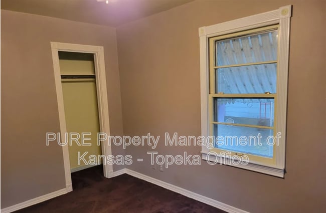 Building Photo - 310 SW Hillside Dr