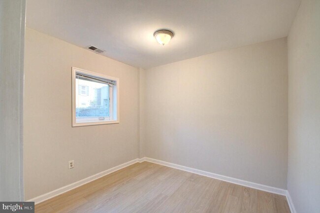 Building Photo - 565 W Diamond Ave