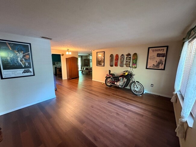 Building Photo - Charming 3 bed/2 bath Eastside Ranch w/ Potential early move in!