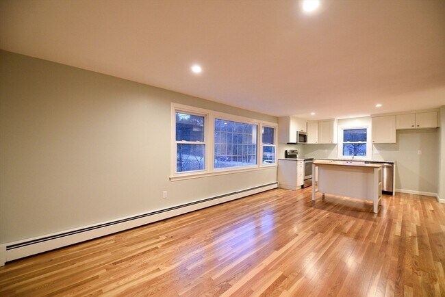 Building Photo - 348 Pleasant St