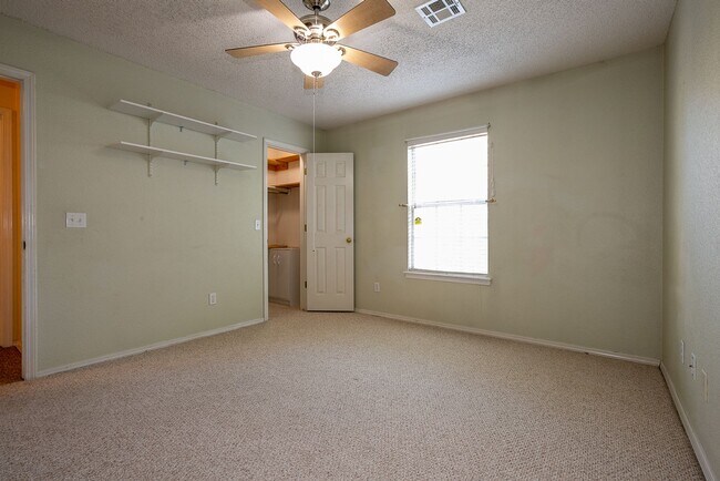 Building Photo - Charming 3 bedroom home with cozy fireplac...