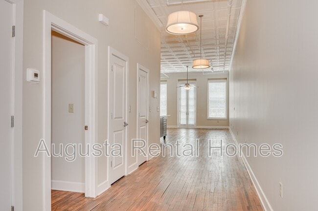 Building Photo - 1106 Broad St
