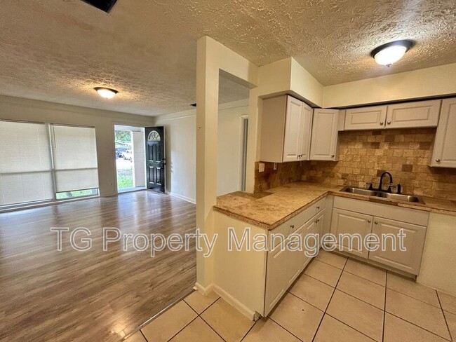 Building Photo - 6453 Burgundy Rd S
