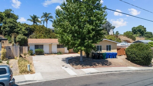Building Photo - Private pool oasis!