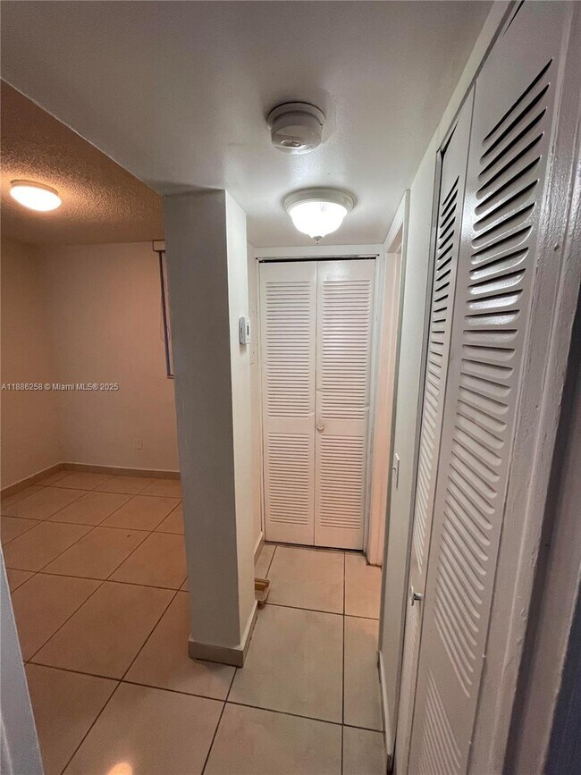 Building Photo - 1801 S Treasure Dr
