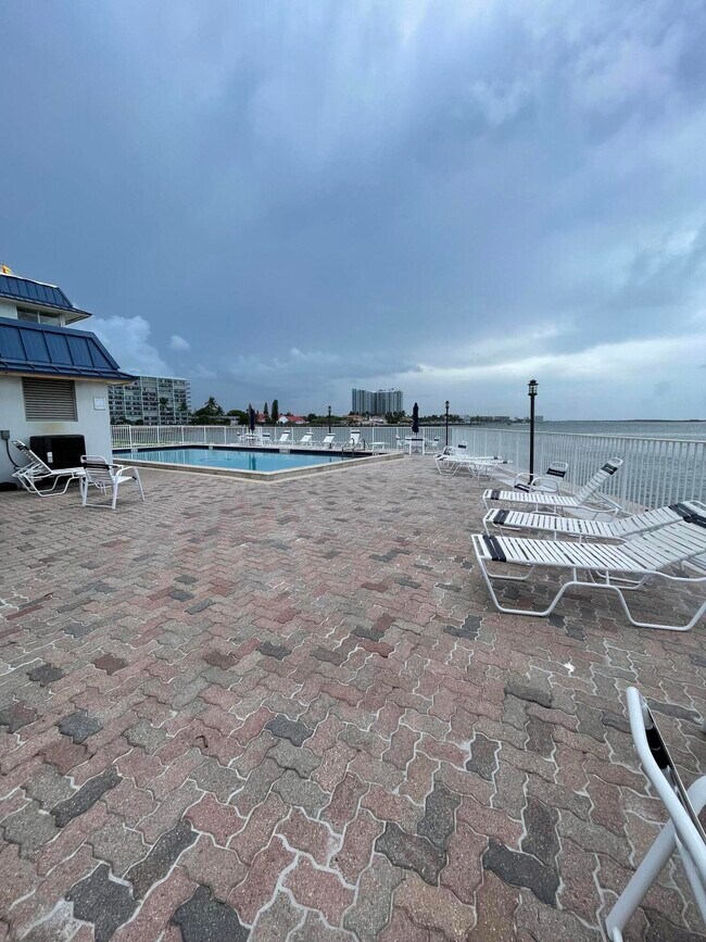 Building Photo - 2936 Lake Shore Dr