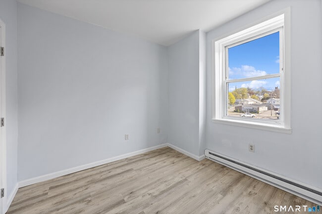 Building Photo - 60 Center St