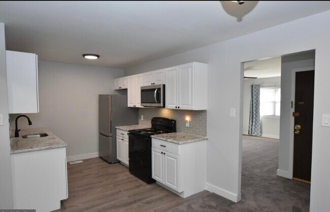 Primary Photo - 11 E Stewart Ave