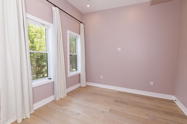 Building Photo - Beautifully Updated 4 Bed/3.5 Bath Row-Hom...
