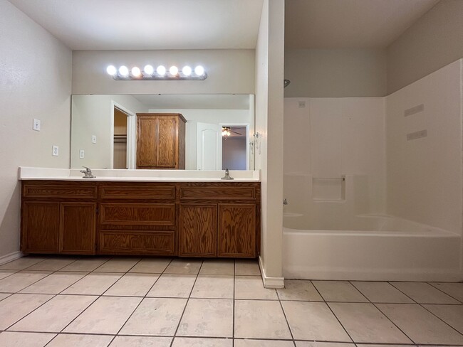 Building Photo - BRICK HOME QUICK COMMUTE TO CROSSTOWN SOUTH