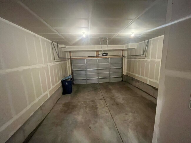 Building Photo - Beautiful 3 Bed 2.5 Bath Townhome in North East Fort Collins!