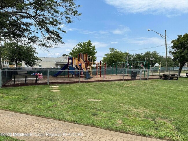 Building Photo - 330 Shore Dr