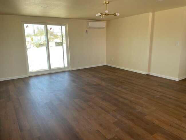 Building Photo - 1284 Mac Rae Rd