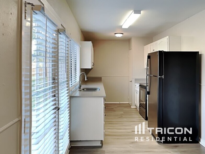 Building Photo - 5001 Oregon Ct