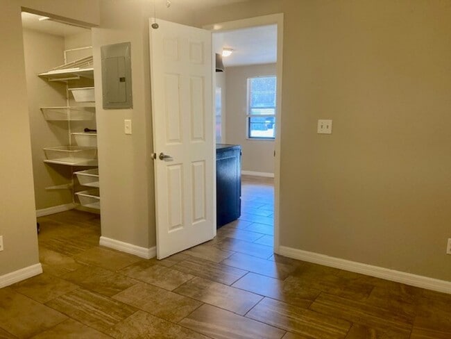 Building Photo - 1 bedroom, 1 bath apartment