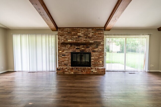 Building Photo - 4 Bed / 2 Bath In South Tulsa!