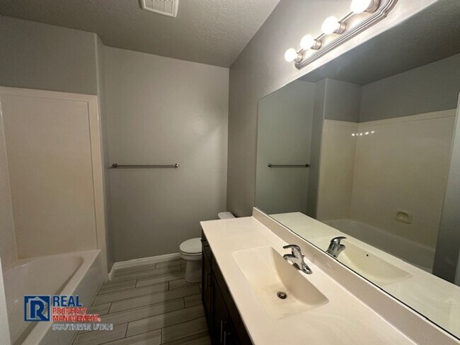 Building Photo - 4 Bedroom in near Crimson Cliffs