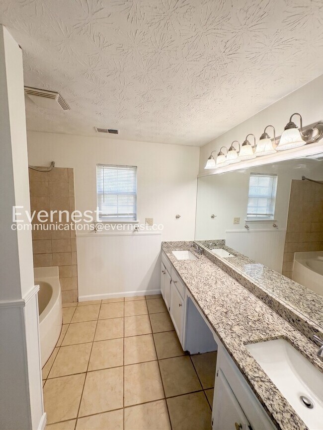 Building Photo - Spacious  Home with Deck, Patio, and Garage! / 3 Bed, 2 Bath / Available now!