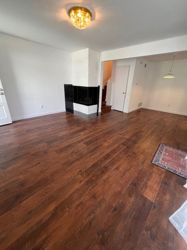 Building Photo - 3 bed 1.5 bath 2 story condo in Park Place...