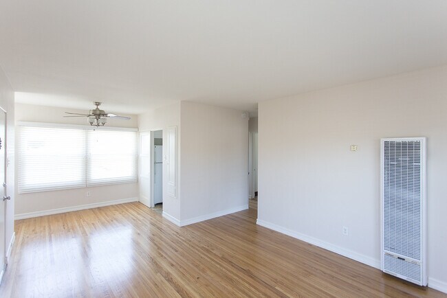 Building Photo - Charming 1 BR Corner Unit With Onsite Laun...