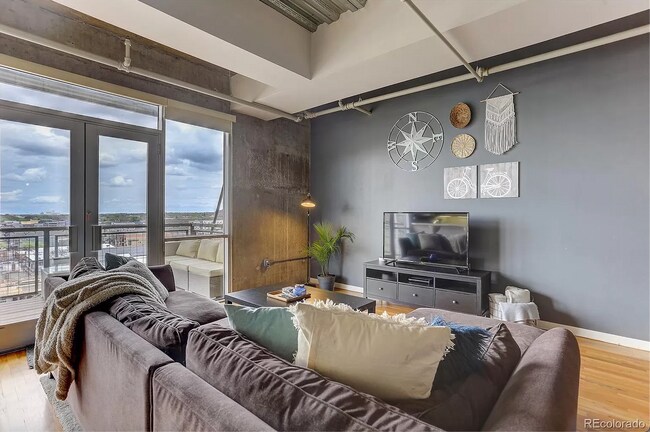 Building Photo - Beautiful and Spacious Loft-Style Condo 1 Bed/1.5 Bath Near Ballpark