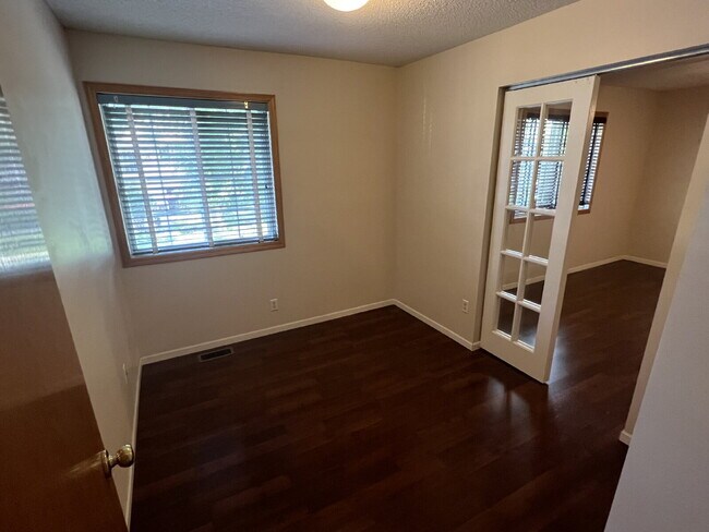 Building Photo - Spacious 3BR/1.5BA Townhome with Attached ...