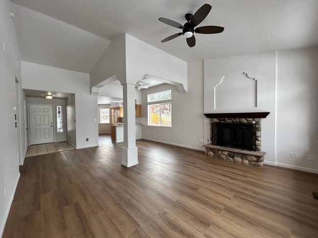 Building Photo - Recently Renovated Beautiful Forest Lakes Home - 3bd/ 2ba w/Attached Garage