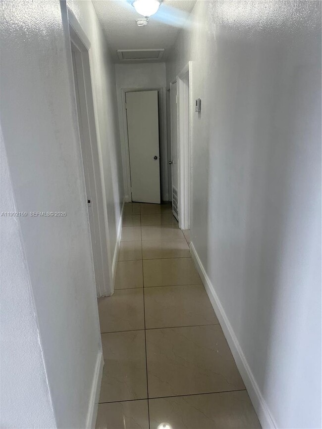 Building Photo - 16800 NE 4th Ct