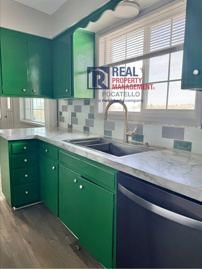 Building Photo - 5 bed 2 bath house - 1 car garage - pet friendly