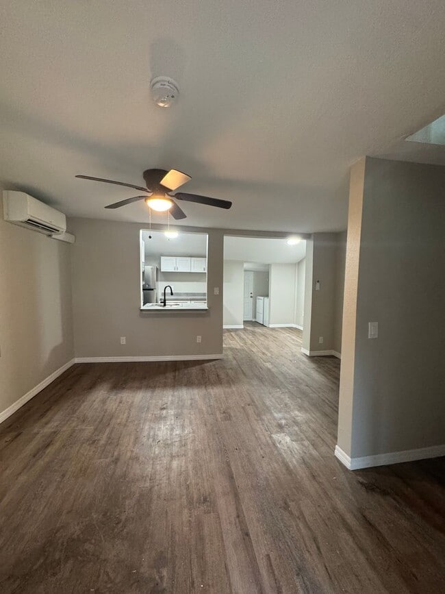 Building Photo - Renovated 2 bedroom, 2 bathroom duplex in ...