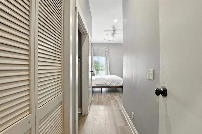 Building Photo - North Thomas 472-492